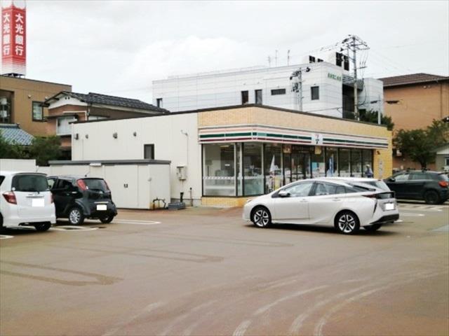 コンビニ　セブンイレブン見附本町店（コンビニ）まで400m