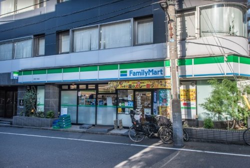 コンビニ　ファミリーマート 芝四丁目店（コンビニ）まで522m