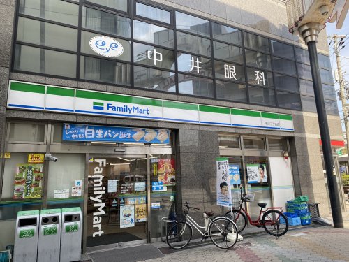 コンビニ　ファミリーマート 駒川三丁目店（コンビニ）まで11m