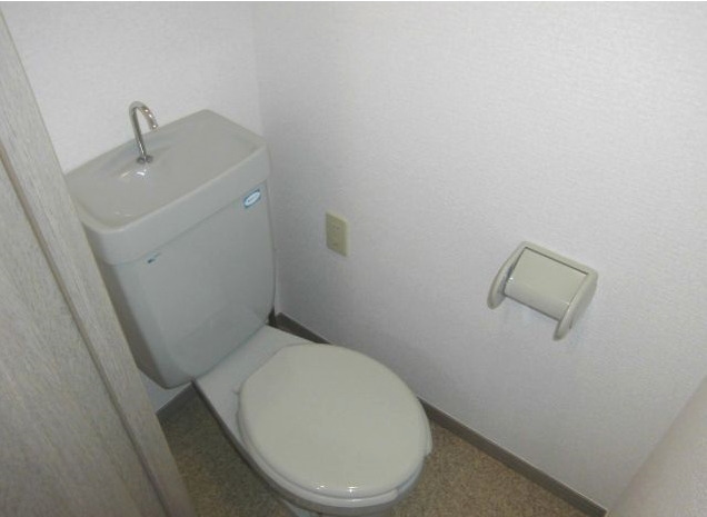 トイレ　落ち着いた色調のトイレです