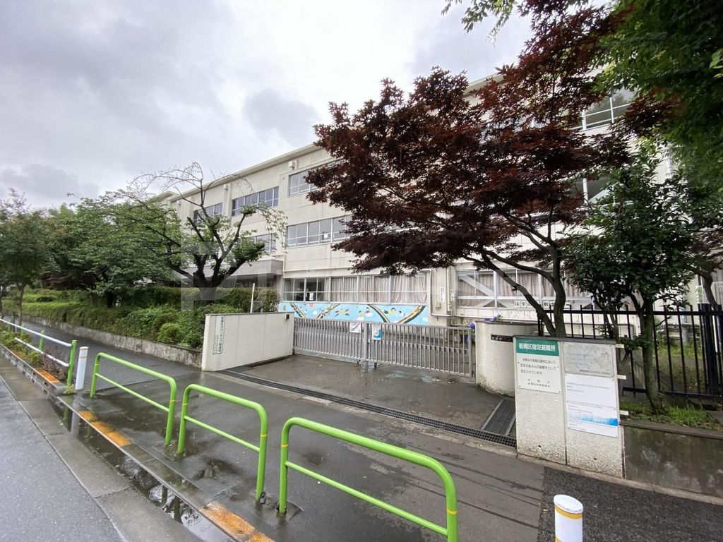 小学校　板橋区立高島第六小学校（小学校）まで260m