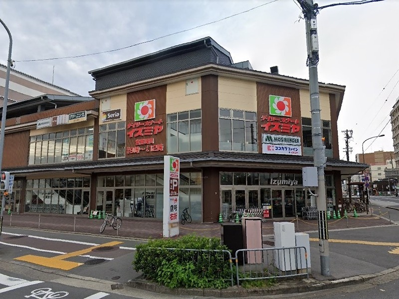 ドラックストア　ココカラファインプラスイズミヤ堀川丸太町店（ドラッグストア）まで523m