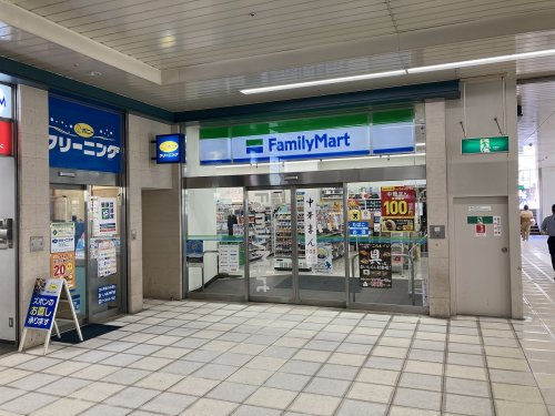 コンビニ　ファミリーマート センター北店（コンビニ）まで502m