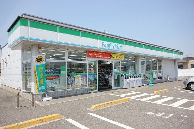 コンビニ　ファミリーマート小松島金磯店（コンビニ）まで588m