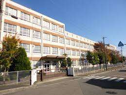 小学校　名古屋市立表山小学校（小学校）まで814m