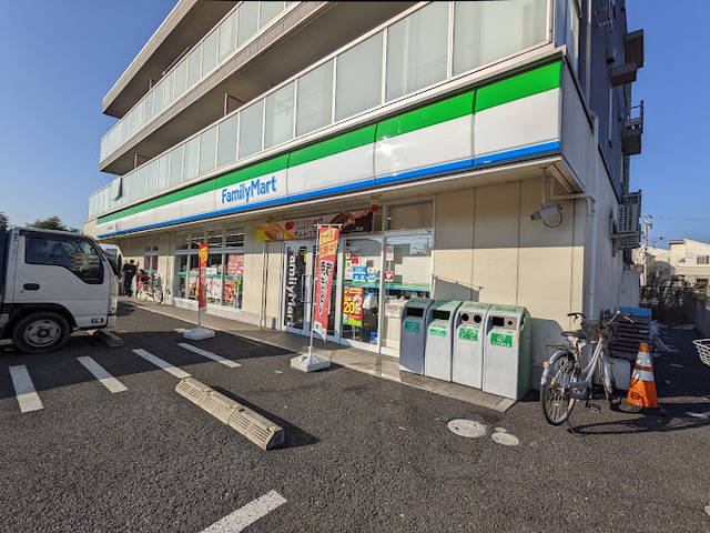 コンビニ　ファミリーマート中山競馬場前店（コンビニ）まで611m