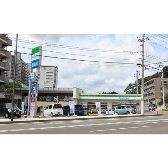 コンビニ　ファミリーマート堤町一丁目店（コンビニ）まで112m