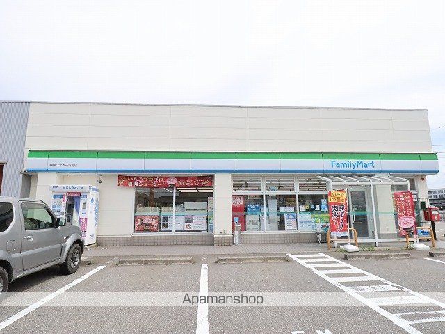 コンビニ　ファミリーマート（コンビニ）まで569m
