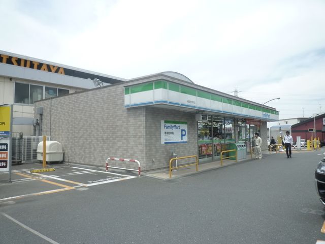 コンビニ　ファミリーマート（コンビニ）まで400m