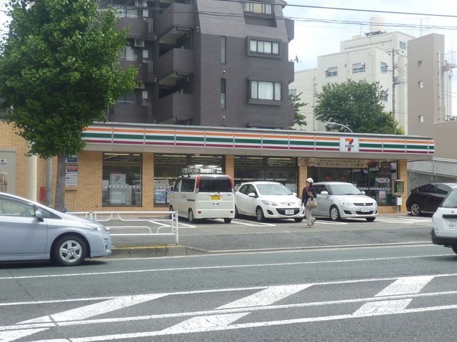 コンビニ　セブンイレブン（コンビニ）まで580m