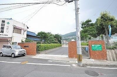 中学校　石峯中学校（中学校）まで600m
