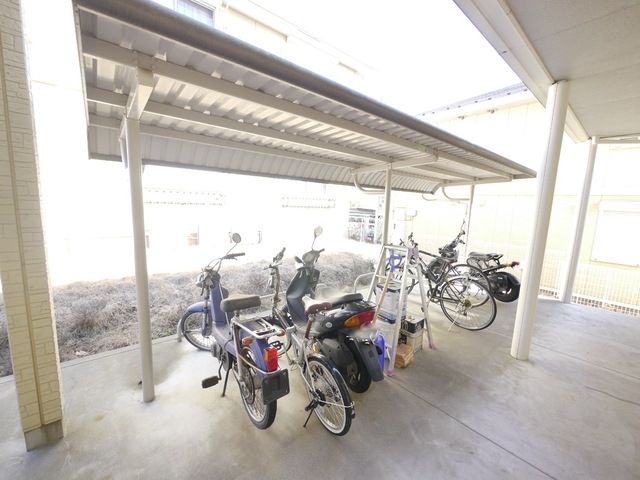 その他共有部分　★雨の日に心強い屋根付駐輪場です★