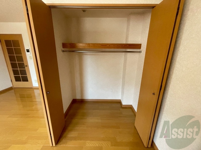 収納　クローゼットは奥行きもあり、荷物が多い方でも安心です。