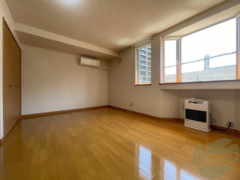 その他部屋・スペース　木目のフローリングは落ち着きのある印象のお部屋になりますね。