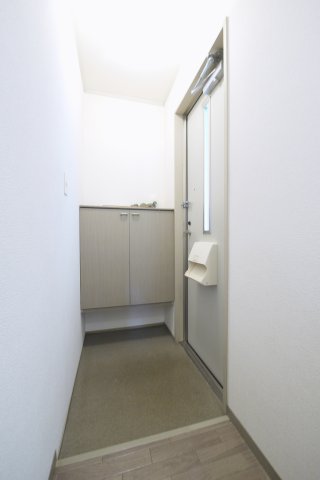 玄関　※写真は別の部屋のものです。