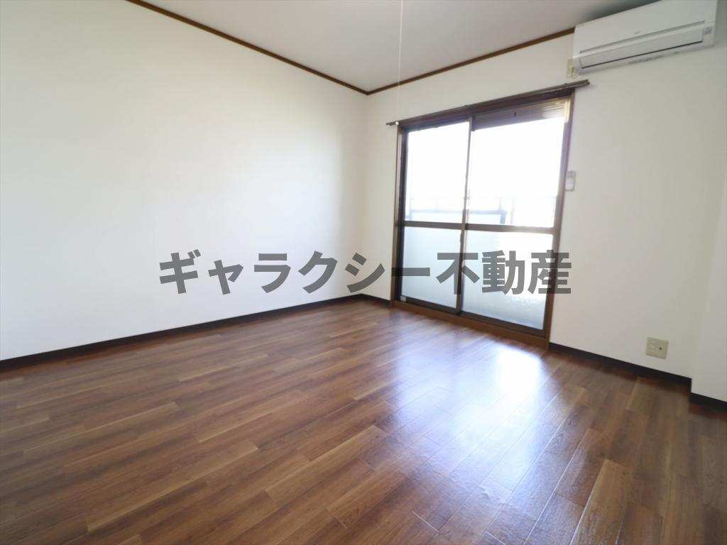居室・リビング　8帖の洋室です