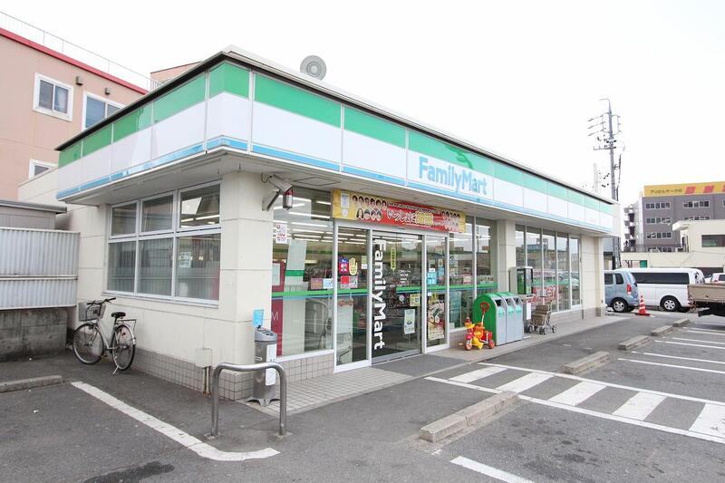 コンビニ　ファミリーマート中川江松店（コンビニ）まで542m