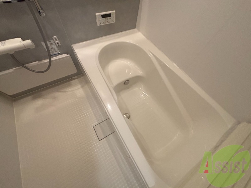 バス・シャワールーム　浴室です。バスタブが広く疲れが取れてゆったりできます。