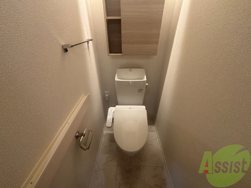 トイレ　トイレは温水洗浄便座です。シンプルな雰囲気になっています。