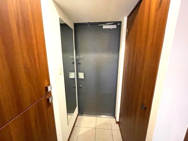 玄関　(参考)同マンション反転間取り他部屋の写真