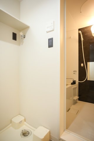 その他　洗濯機置き場に収納があります☆