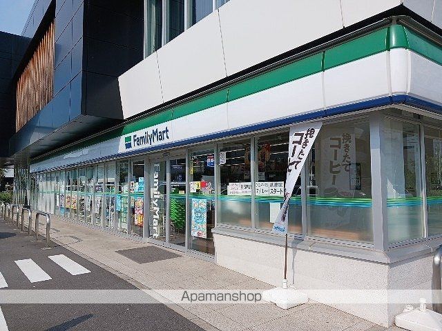 コンビニ　ファミリーマート（コンビニ）まで800m
