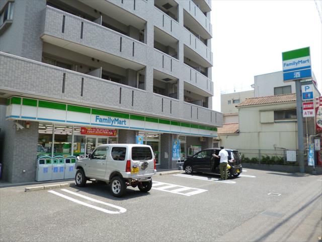 コンビニ　ファミリーマート（コンビニ）まで714m