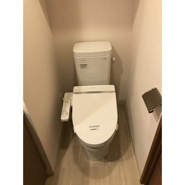 トイレ　※部屋タイプによって色が異なる場合がございます