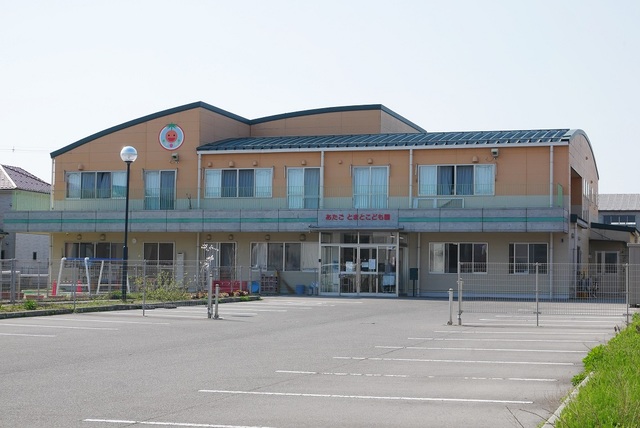 幼稚園・保育園　保育所型認定こども園あたごとまとこども園（幼稚園・保育園）まで882m