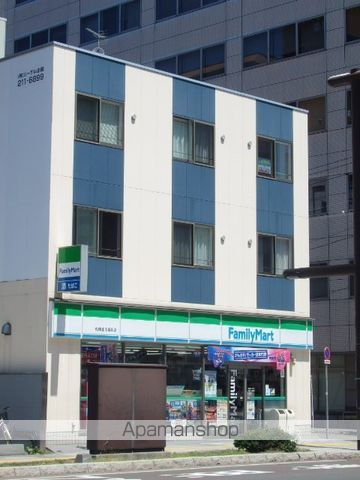 コンビニ　ファミリーマート（コンビニ）まで11m