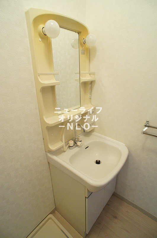 洗面設備　シャワー付き洗面台で朝の支度も楽にできます☆