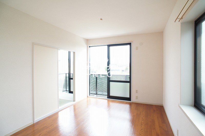 居室・リビング　2面採光の明るいお部屋6.4帖☆