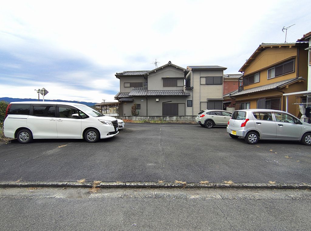 駐車場　正面に月極駐車場6600円あり