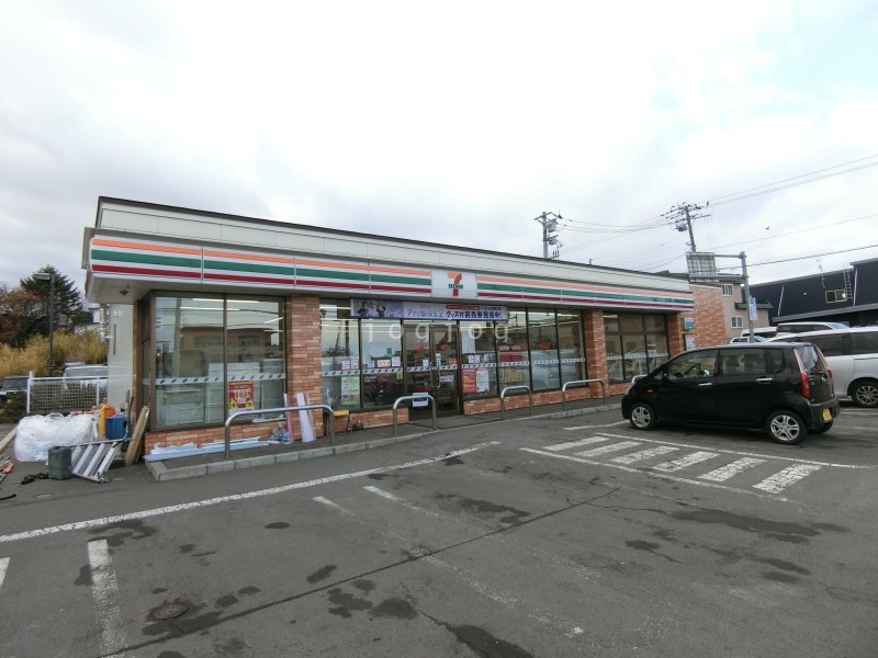 コンビニ　セブンイレブン渡島森本町店（コンビニ）まで728m