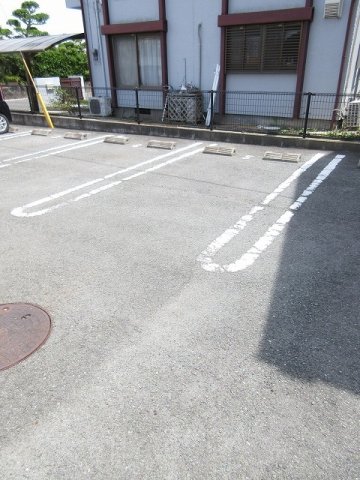 駐車場　駐車場があるので、車を買う予定の方も安心です
