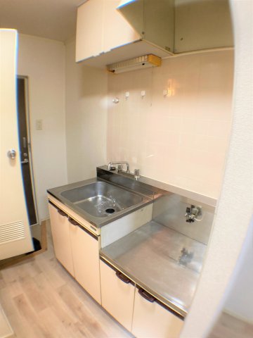 キッチン　別部屋同一間取りの写真となります