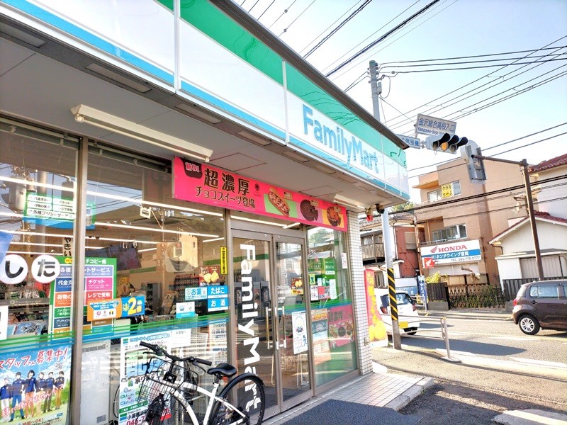 コンビニ　ファミリーマート小浦横浜富岡東店（コンビニ）まで500m
