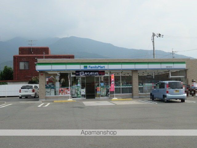 コンビニ　ファミリーマート（コンビニ）まで837m