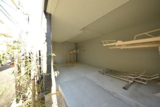駐車場　■駐輪場（屋根付きのスライド式自転車ラック）