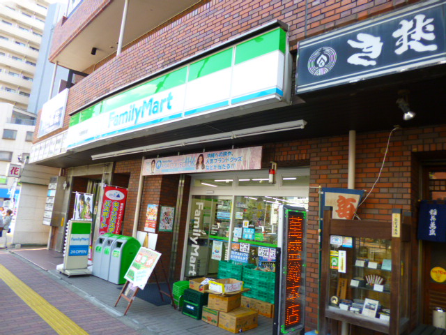 コンビニ　ファミリーマート伝通院前店（コンビニ）まで402m