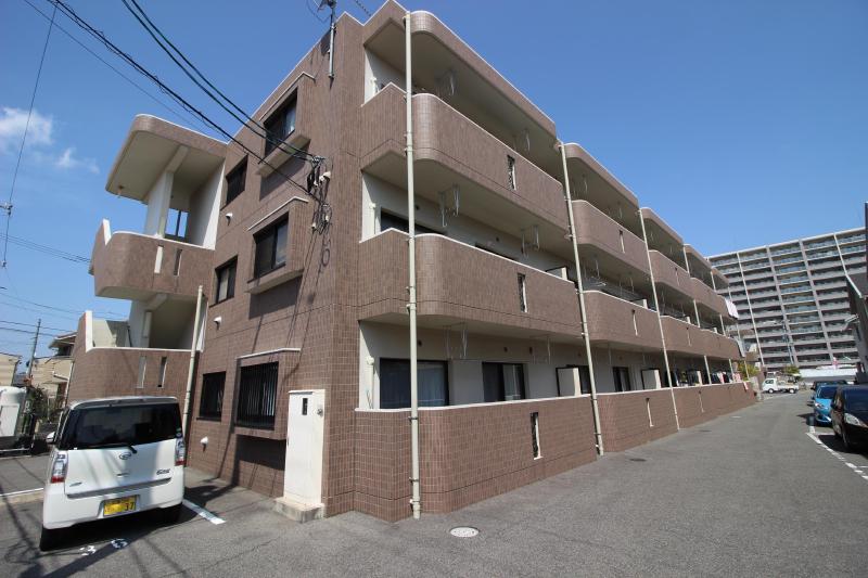 建物外観　3階建ての鉄筋コンクリート