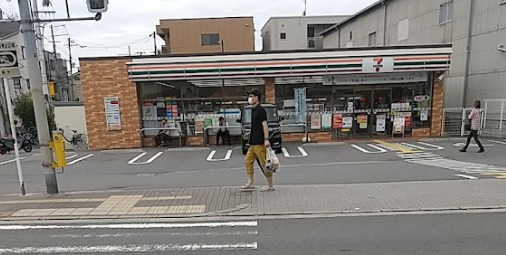 コンビニ　セブンイレブン横堤三丁目店（コンビニ）まで929m