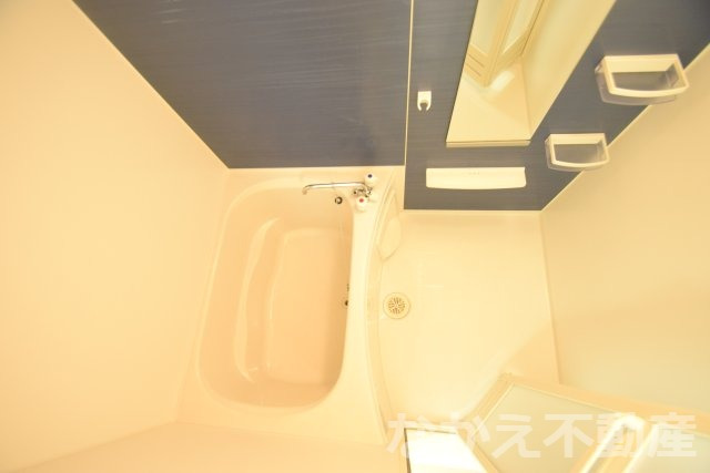 バス・シャワールーム　コンパクトで使いやすいお風呂です
