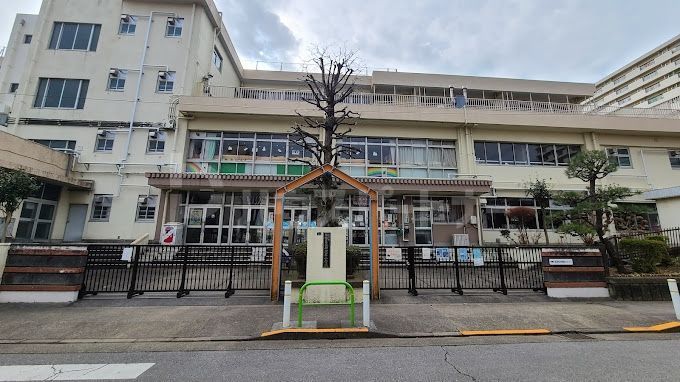 小学校　板橋区立新河岸小学校（小学校）まで190m