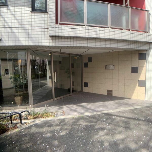 エントランス　落ち着いたエントランスです