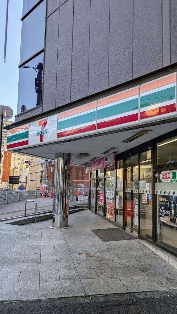 コンビニ　セブン-イレブン 港区飯倉店（コンビニ）まで152m