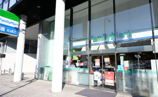 コンビニ　ファミリーマート 南麻布三丁目店（コンビニ）まで307m