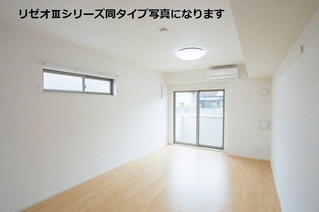 ピアブリーゼ神明の居間写真