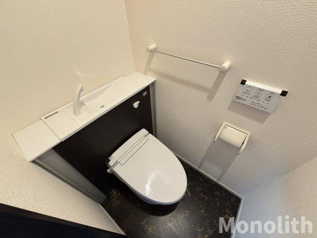 南海泉北線 和泉中央駅 徒歩12分 2階建 築13年のトイレ写真