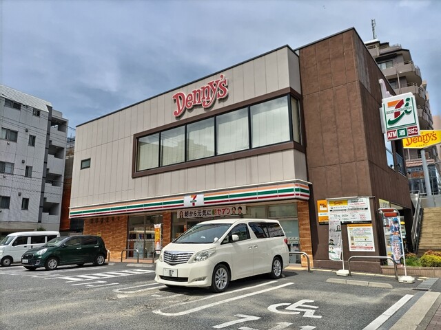 コンビニ　デニーズ武蔵小杉店・セブンイレブン新丸子東２丁目店（コンビニ）まで260m